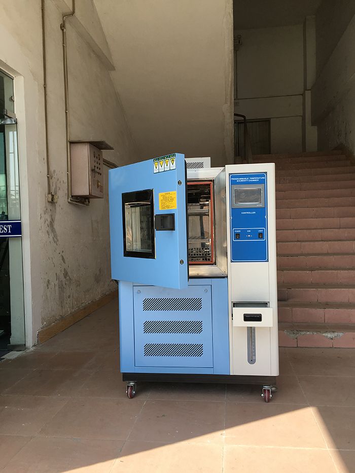 溫濕度試驗箱半打開圖